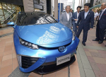 Fukuoka Gov. Hiroshi Ogawa, right, visits an FCV exhibition on Aug. 19 in Fukuoka.